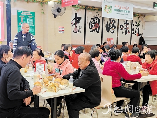 “小開社區(qū)飯?zhí)谩眴赢?dāng)天，吸引了眾多長者前來試吃。