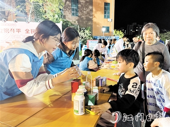 文明集市活動將文明大餐送到群眾“家門口”，吸引了眾多群眾前來“趕集”。