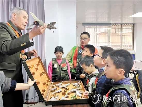 孩子們聽老兵講述國(guó)防重器的故事。
