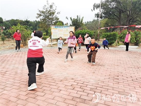 村委會(huì)利用小公園定期舉辦惠民活動(dòng)。