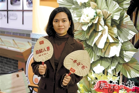 余惠云結(jié)合現(xiàn)代設(shè)計(jì)和刺繡工藝，創(chuàng)作出有趣的葵扇產(chǎn)品。