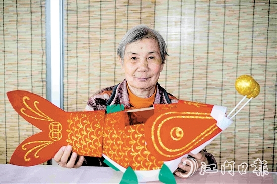 鐘松友與她制作的新會(huì)魚(yú)燈。
