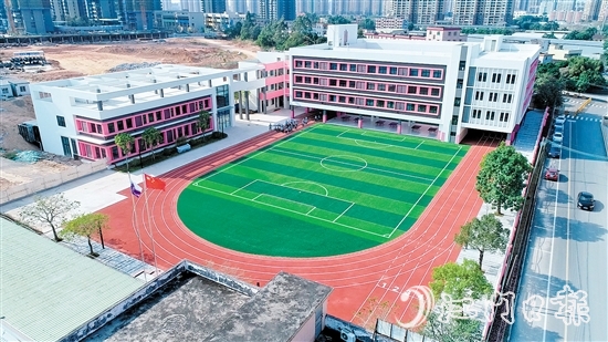 臺山市去年累計投入4800余萬元，大力推動臺城二小林榮源校區(qū)改擴建工程、那琴小學教學樓項目等建設(shè)。圖為改擴建后的臺城二小林榮源校區(qū)。