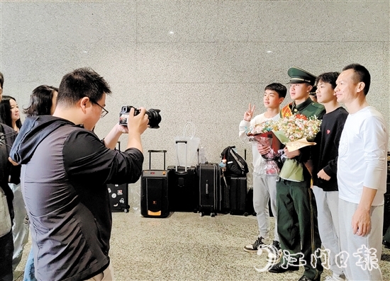 家人迎接退役軍人光榮返鄉(xiāng)。