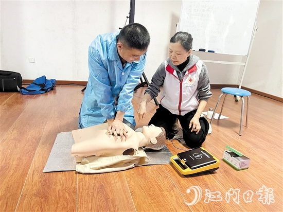 在講師的指導(dǎo)下，學(xué)員練習(xí)心肺復(fù)蘇（CPR+AED）技能。