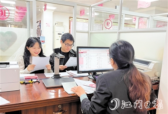 臺(tái)山市民政局婚姻登記處臨時(shí)增設(shè)3個(gè)“幸福專窗”，業(yè)務(wù)辦理效率提升了40%。