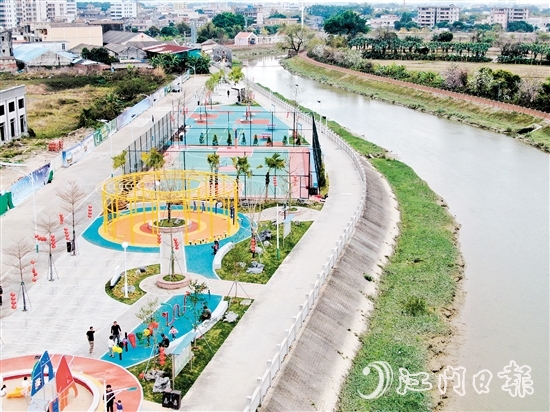 濱水休閑公園美景如畫(huà)、設(shè)施齊全，成為群眾休閑娛樂(lè)的新天地。
