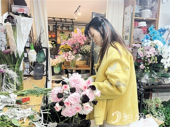 花店員工忙趕訂單。