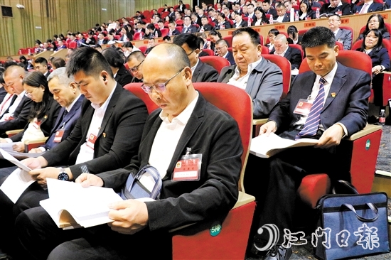 來自各條戰(zhàn)線的人大代表、政協(xié)委員熱議鶴山市政府工作報告。