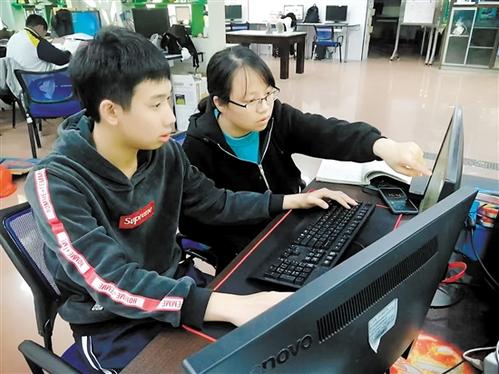 龐小玲（右一）認(rèn)真指導(dǎo)學(xué)生學(xué)習(xí)專業(yè)知識(shí)。