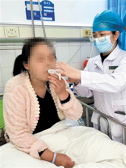 陳雪云教患者使用呼吸訓練器。