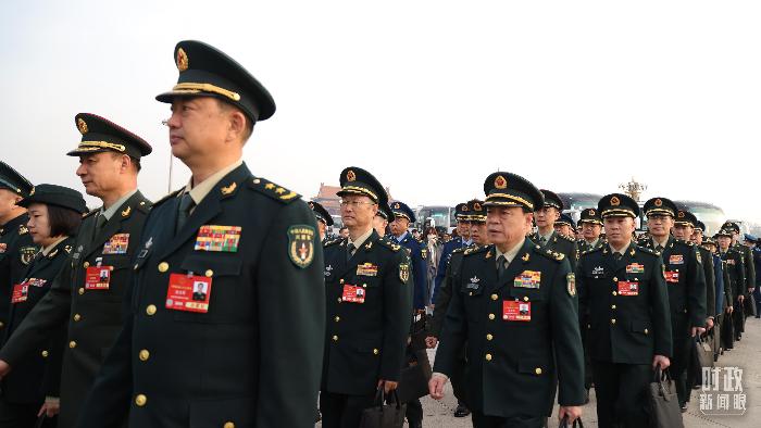 △出席十四屆全國人大三次會議的解放軍和武警部隊代表團代表。（總臺央視記者魏幫軍拍攝）