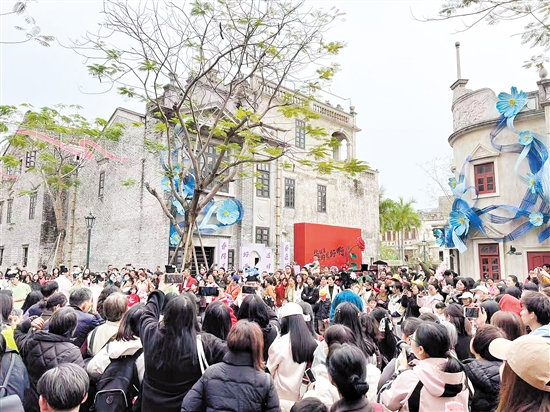 “三八”婦女節(jié)當(dāng)天，赤坎華僑古鎮(zhèn)吸引眾多游客。赤坎華僑古鎮(zhèn)供圖。