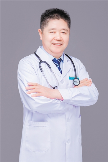 楊愛成：江門市五邑中醫(yī)院腎病科主任，主任醫(yī)師，醫(yī)學(xué)博士，暨南大學(xué)碩士生導(dǎo)師，嶺南名醫(yī)，江門市名醫(yī)。