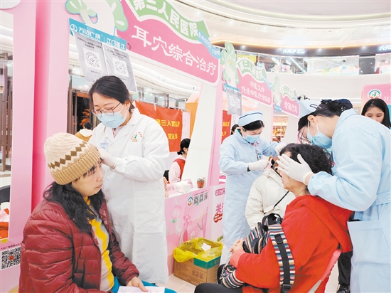 本次活動設(shè)置了多個健康服務(wù)攤位。