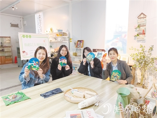 農(nóng)業(yè)銀行江門分行女職工制作陶藝手工品。