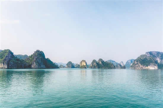 越南下龍灣有“海上桂林”之稱。