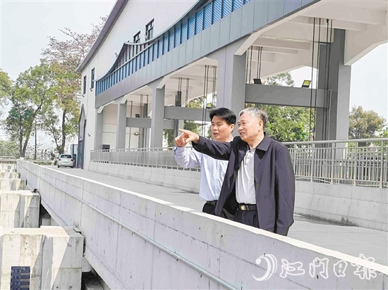 睦洲水閘工程管理所的兩任負責人一起探討工程規(guī)范化管護機制，使命賡續(xù)有了更具象的體現(xiàn)。