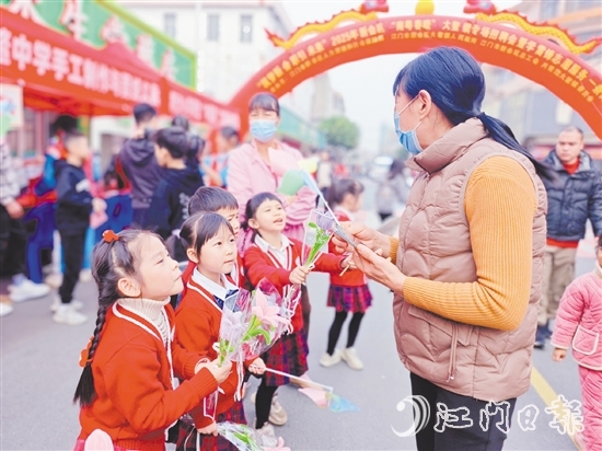 孩子們紛紛化身“金牌銷(xiāo)售”，向來(lái)往群眾介紹義賣(mài)品。