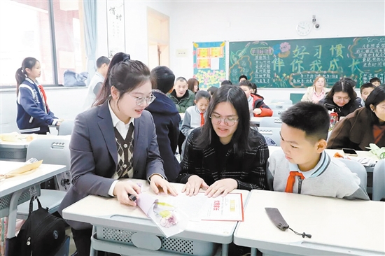 班主任向家長(zhǎng)展示孩子在學(xué)習(xí)與成長(zhǎng)中的點(diǎn)點(diǎn)滴滴。