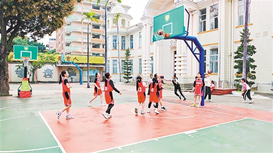 平山小學女子籃球隊開展“3v3”訓練賽，保持競賽狀態(tài)。