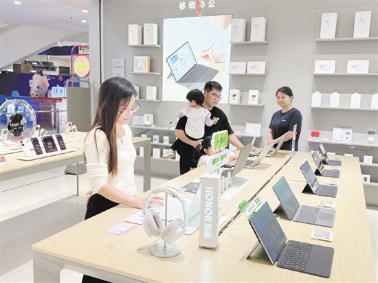 不少市民到門店看新款手機。