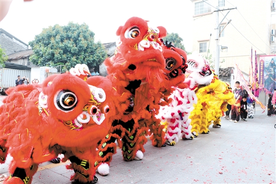 巡游途中，醒獅隊(duì)帶來(lái)活靈活現(xiàn)的舞獅表演。