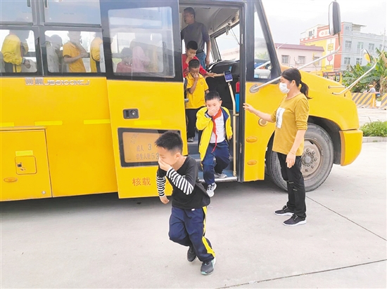 在校車應(yīng)急疏散演練中，值崗教師組織學(xué)生們有序疏散，指導(dǎo)學(xué)生們捂住口鼻，快速撤離校車。