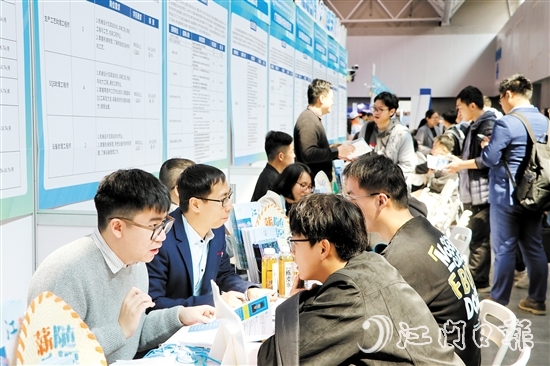 企業(yè)代表與求職者面對面交流。