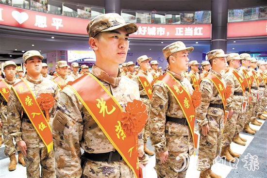 新兵奔赴軍營開啟新征程。