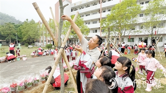 植樹(shù)后，大家在樹(shù)上掛上牌子以作紀(jì)念。