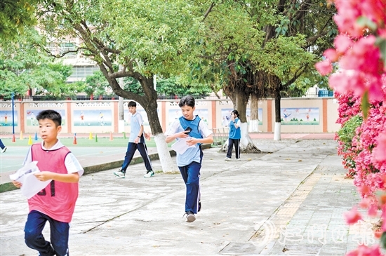 定向越野賽中，同學(xué)們進(jìn)行體力和智力比拼。