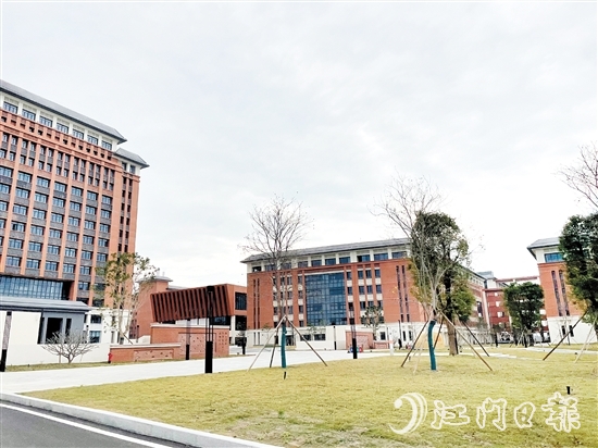 恩平智造學(xué)院設(shè)置在恩平市職教園內(nèi)，擁有優(yōu)質(zhì)的職業(yè)教育條件。