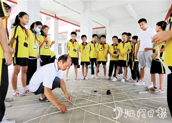 鄺活發(fā)參與“非遺進(jìn)校園”活動(dòng)，為年輕一代講解泮村燈會(huì)相關(guān)知識(shí)。