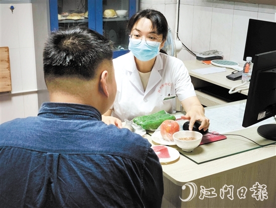 體重管理門(mén)診內(nèi)分泌科、營(yíng)養(yǎng)科區(qū)長(zhǎng)羅群芳向記者介紹食物所含熱量。