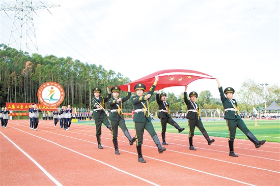 江門市棠下初級(jí)中學(xué)國(guó)旗護(hù)衛(wèi)隊(duì)英姿颯爽。