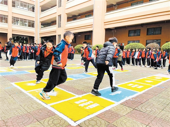 蓬江區(qū)農(nóng)林雙朗小學(xué)課間游戲很受學(xué)生歡迎。
