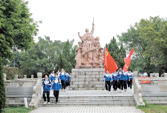 學(xué)生們參觀南樓紀(jì)念公園、聆聽南樓七烈士事跡。