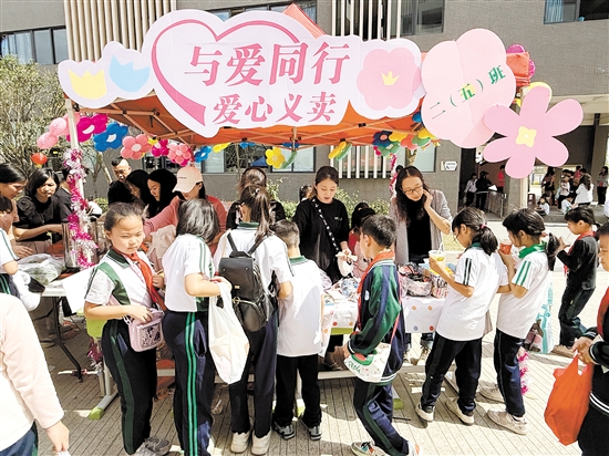 活動現(xiàn)場，各班級的義賣攤位琳瑯滿目，學(xué)生們紛紛拿出自己親手制作的手工藝品、書籍、文具等物品進(jìn)行義賣。