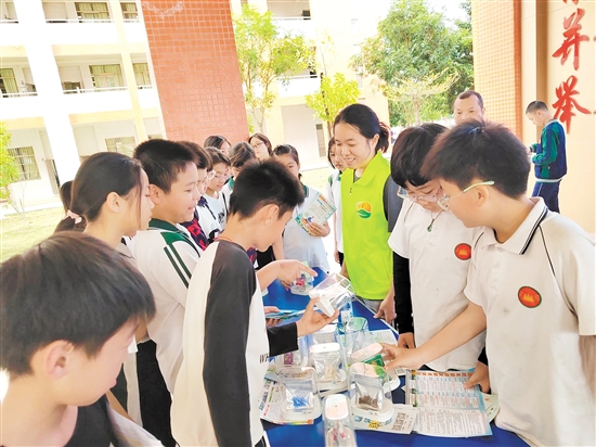 禁毒社工與志愿者向同學們講解毒品的危害及預防知識