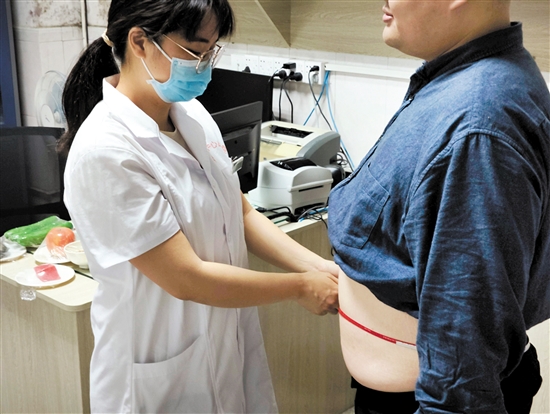 醫(yī)生為記者測量腰圍。
