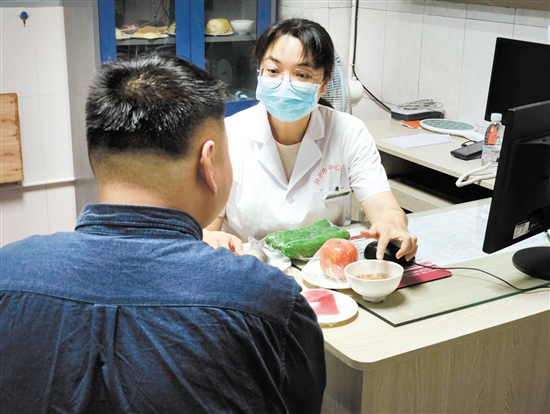體重管理門診內(nèi)分泌科、營養(yǎng)科區(qū)長羅群芳向記者介紹食物所含熱量。