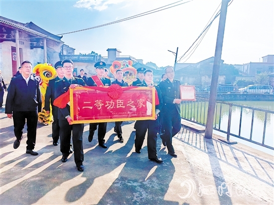 臺山全面開展“立功送喜報、懸掛光榮牌”活動。