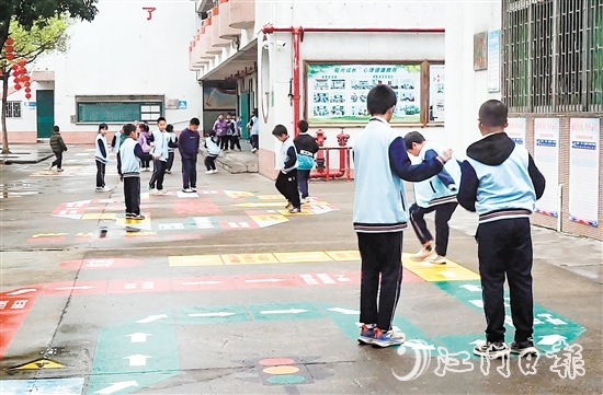 大江鎮(zhèn)中心小學(xué)充分利用閑置空地，精心打造16個趣味十足的課間地面游戲“微運(yùn)動空間”。