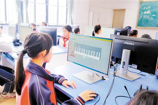 學(xué)生在電腦上調(diào)試編程。