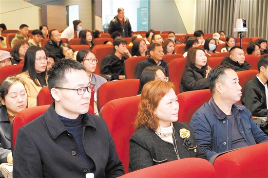 現(xiàn)場來賓認真聽講。