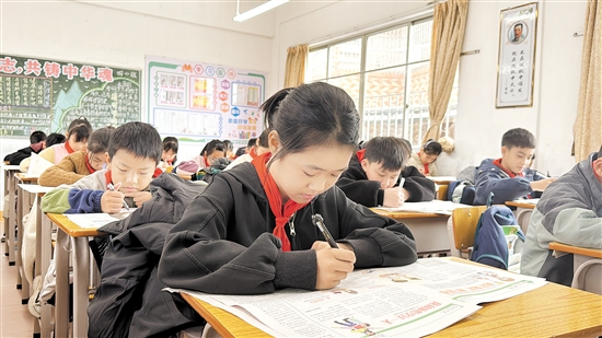 學(xué)生們對《青蘋果》愛不釋手。