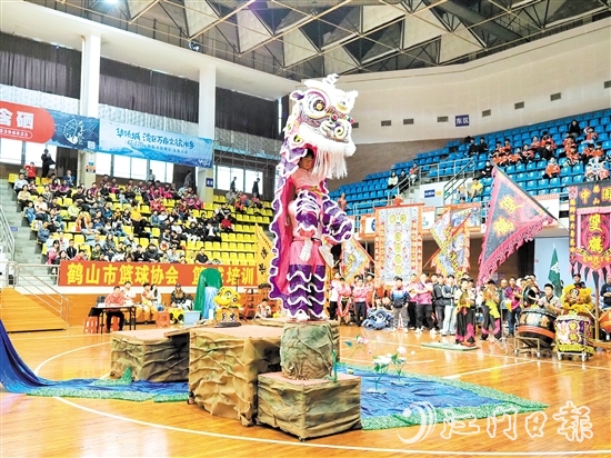 比賽中，各隊(duì)伍發(fā)揮創(chuàng)意，擺設(shè)青陣。