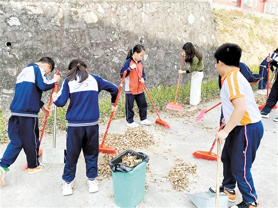 大崗小學從學生日常生活入手，培養(yǎng)學生養(yǎng)成勞動習慣。