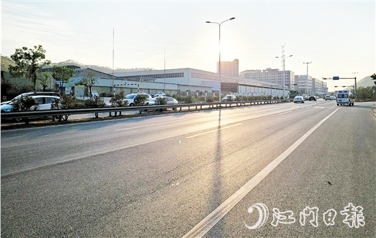 養(yǎng)護后的路面十分平坦。